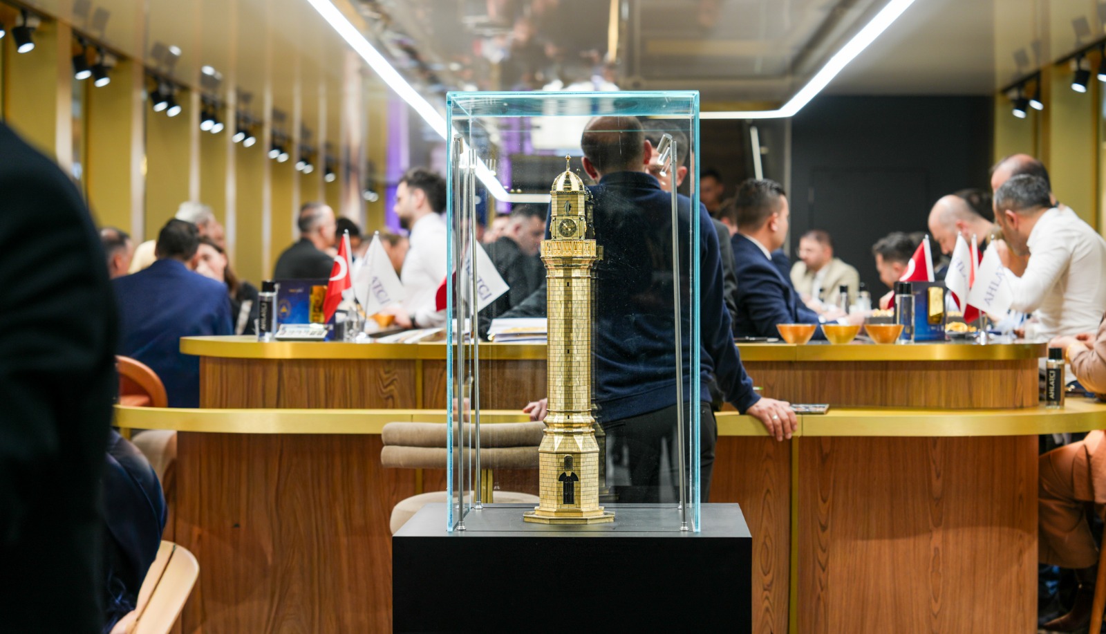 AHLATCI’DAN ALTIN SAAT KULESİYLE FUAR DAMGASI