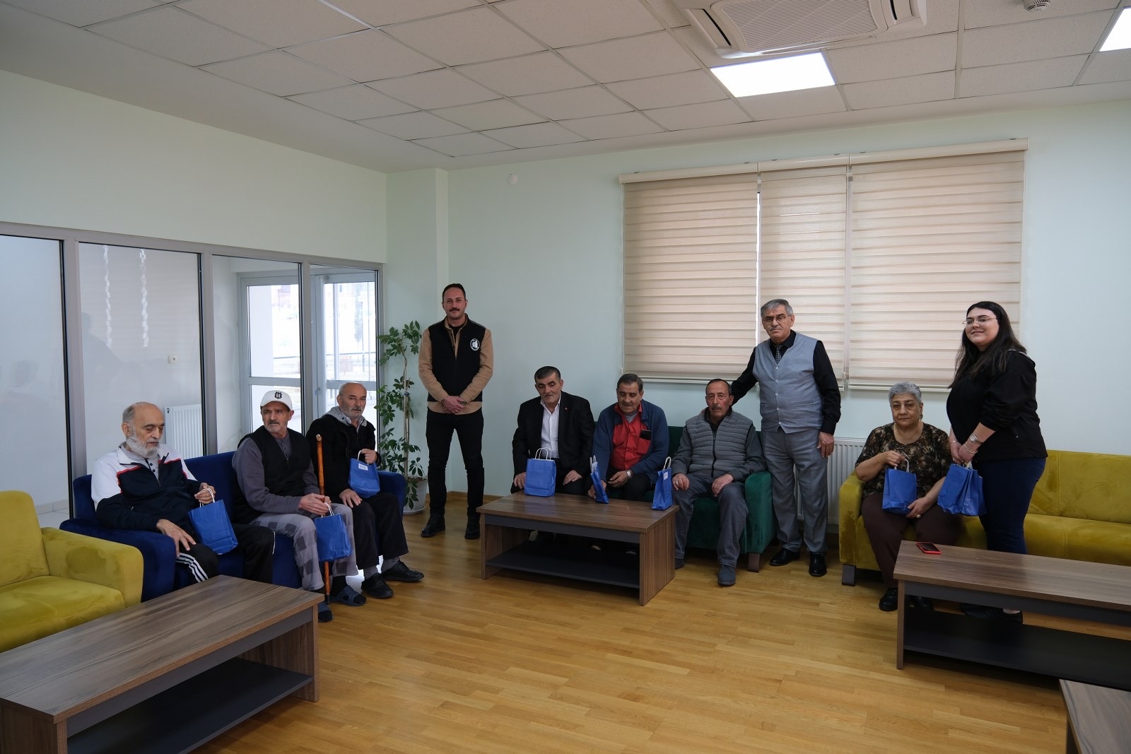 BELEDİYEDEN HASTA VE YAŞLILARA BAYRAM ZİYARETİ