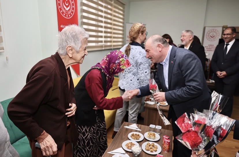 ÇORUM HUZUREVİ’NE BAYRAM ZİYARETİ: VALİ ALİ ÇALGAN BÜYÜKLERİN BAYRAMINI KUTLADI