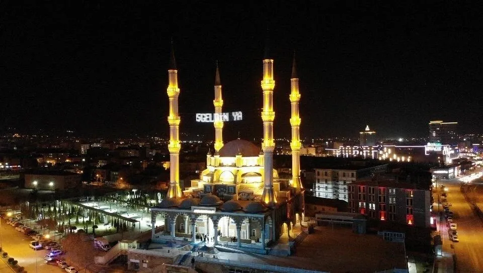 AKŞEMSEDDİN CAMİ'DE İLK TERAVİH YOĞUNLUĞU !