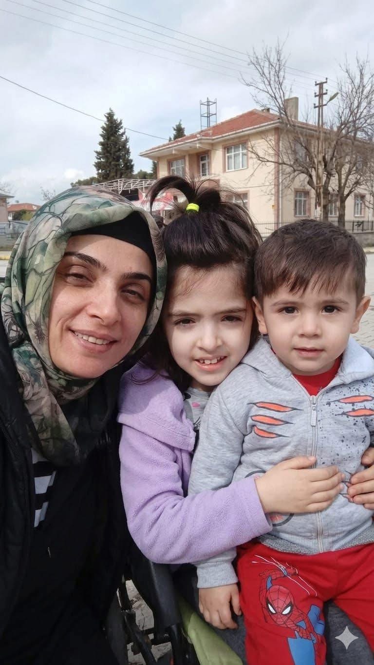 ENGELLİ KIZINI HASTANEYE SIRTINDA TAŞIYAN ANNENİN DRAMI