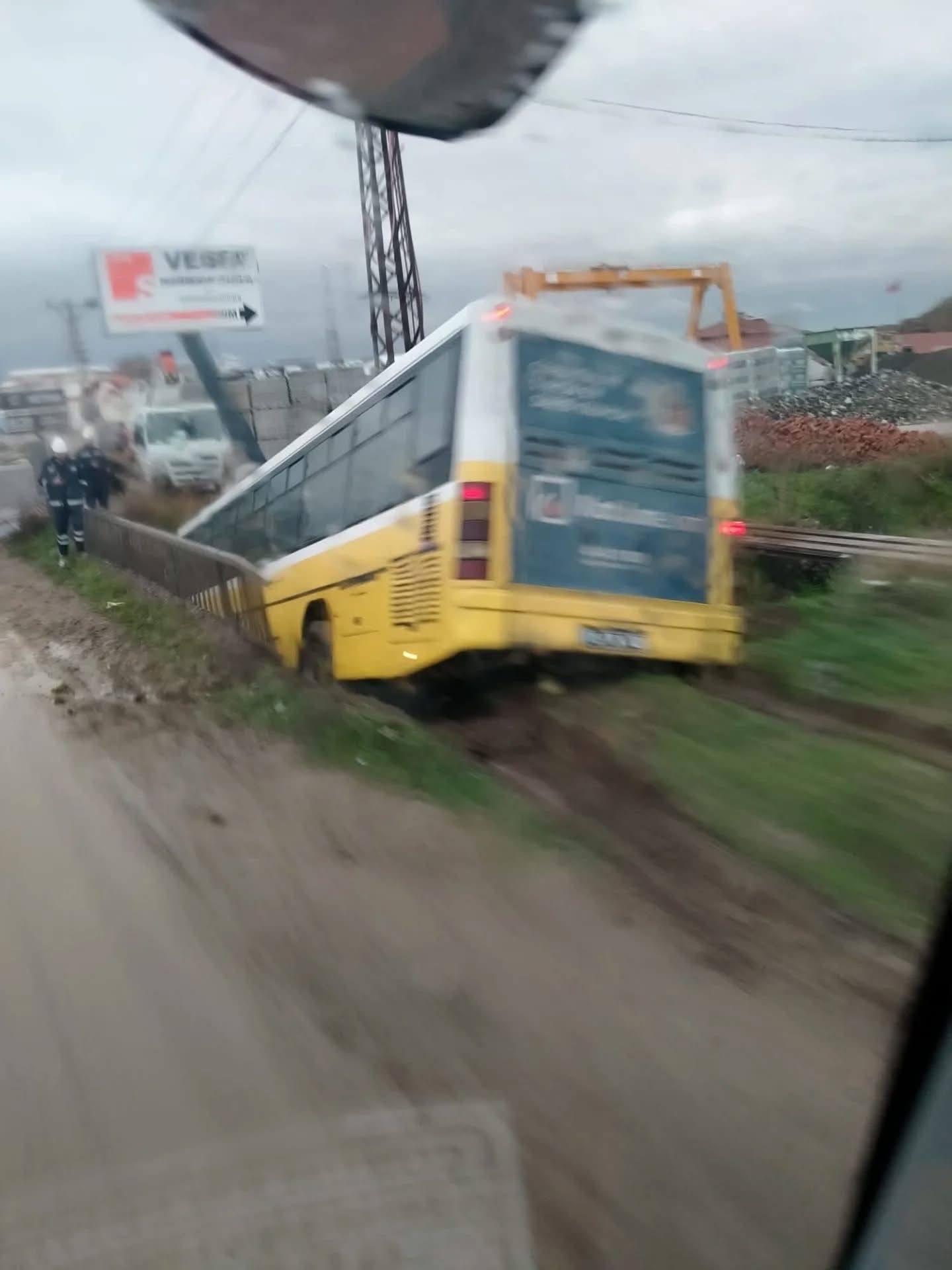 ÇORUM–İSKİLİP YOLUNDA HALK OTOBÜSÜ DEREYE DÜŞTÜ !